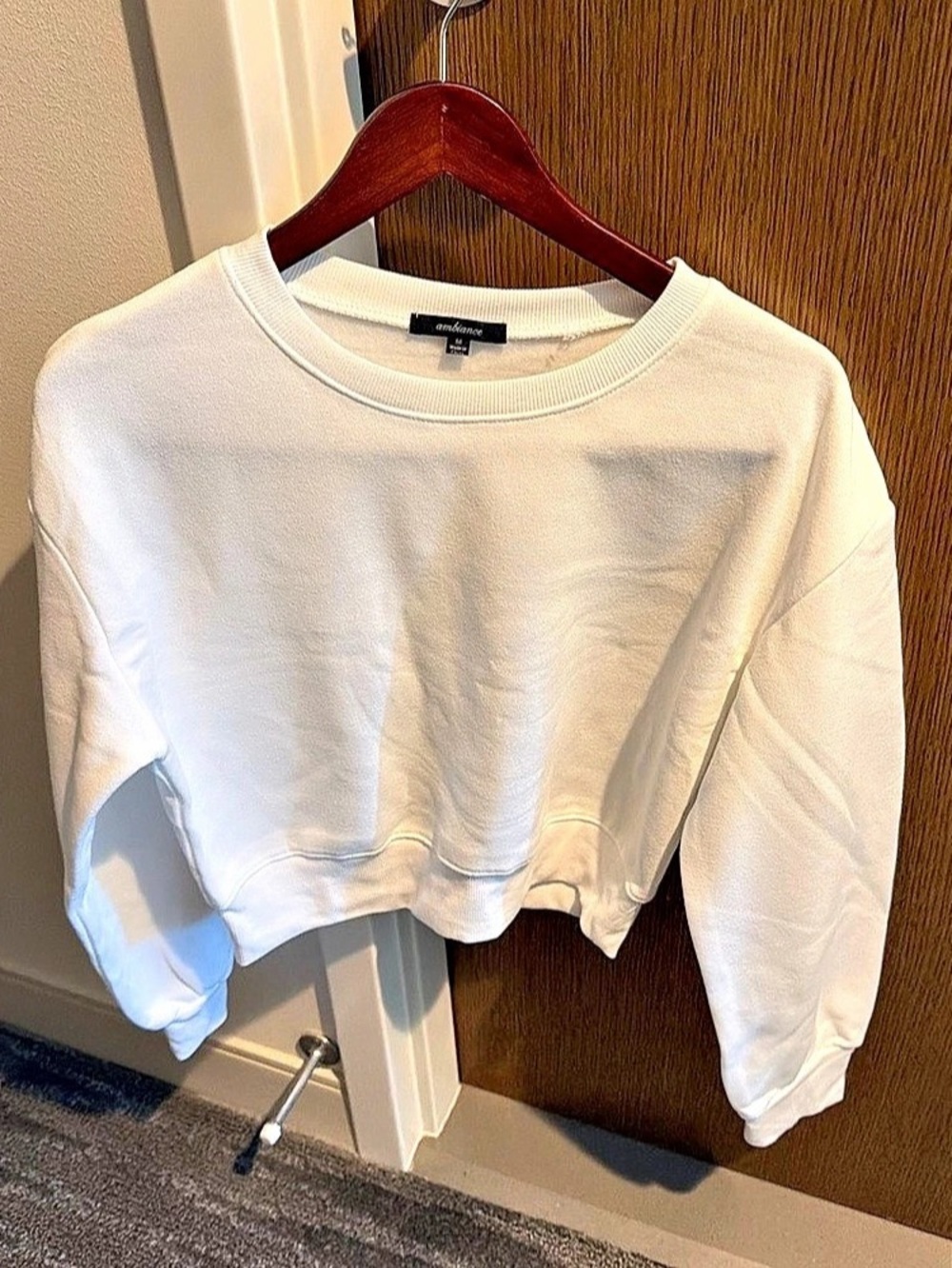 Ambience Apparel Cropped Crewneck Sweatshirt in White Size Small Like New